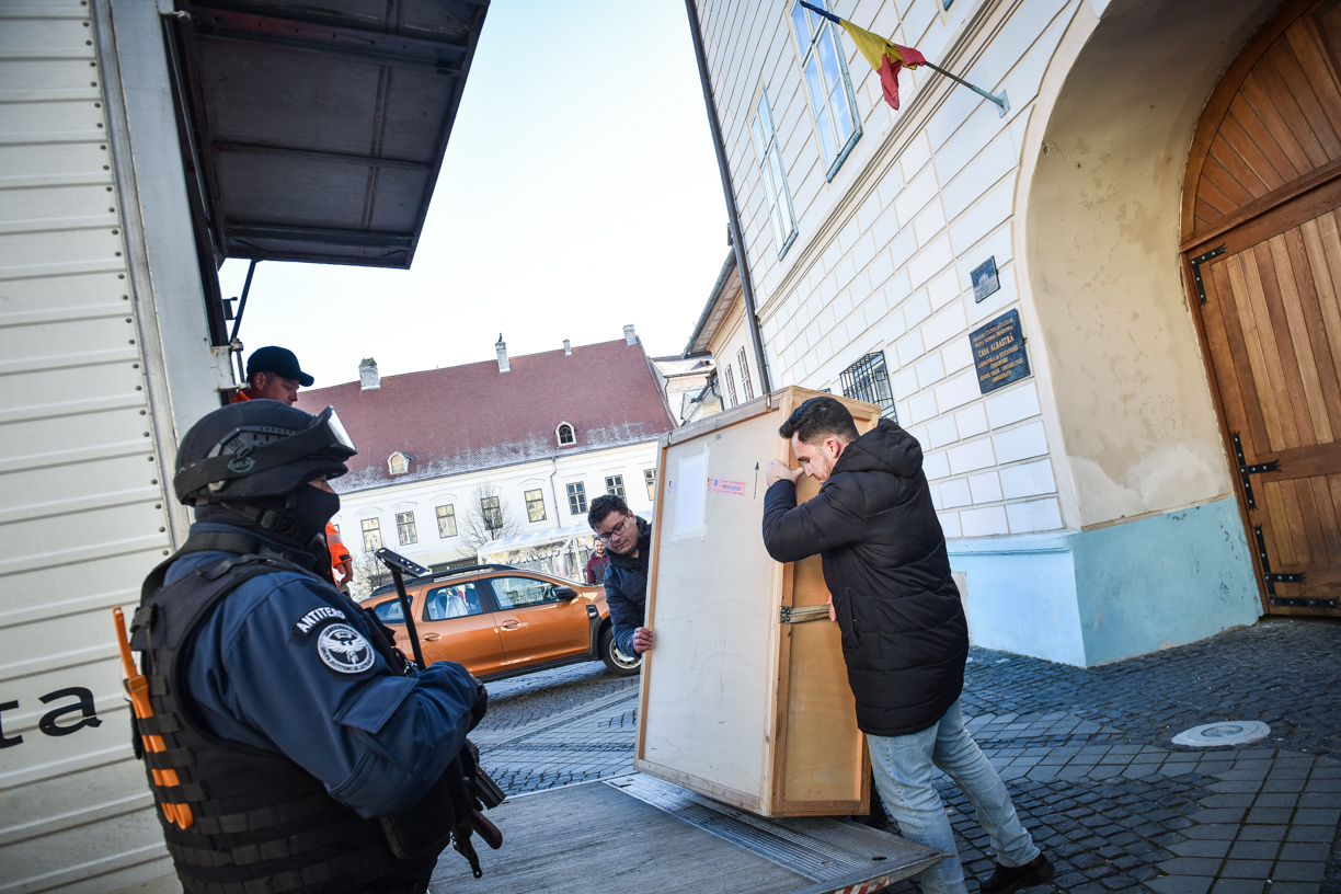 Lucrări în valoare de câteva milioane de euro, transportate de la Muzeul Național Brukenthal la Iași. Chituță: Este cea mai importantă expoziție de artă românească și contemporană a muzeului