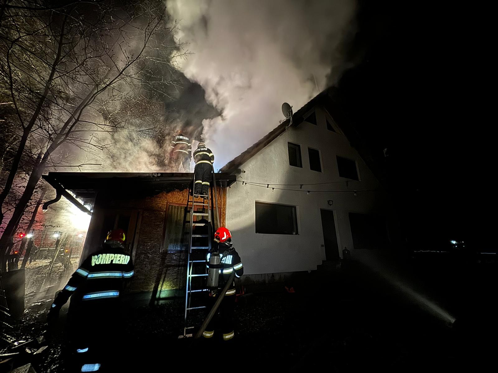 Incendiu în Poplaca. Cauza: coșul de fum. Proprietarul casei a primit îngrijiri medicale la fața locului