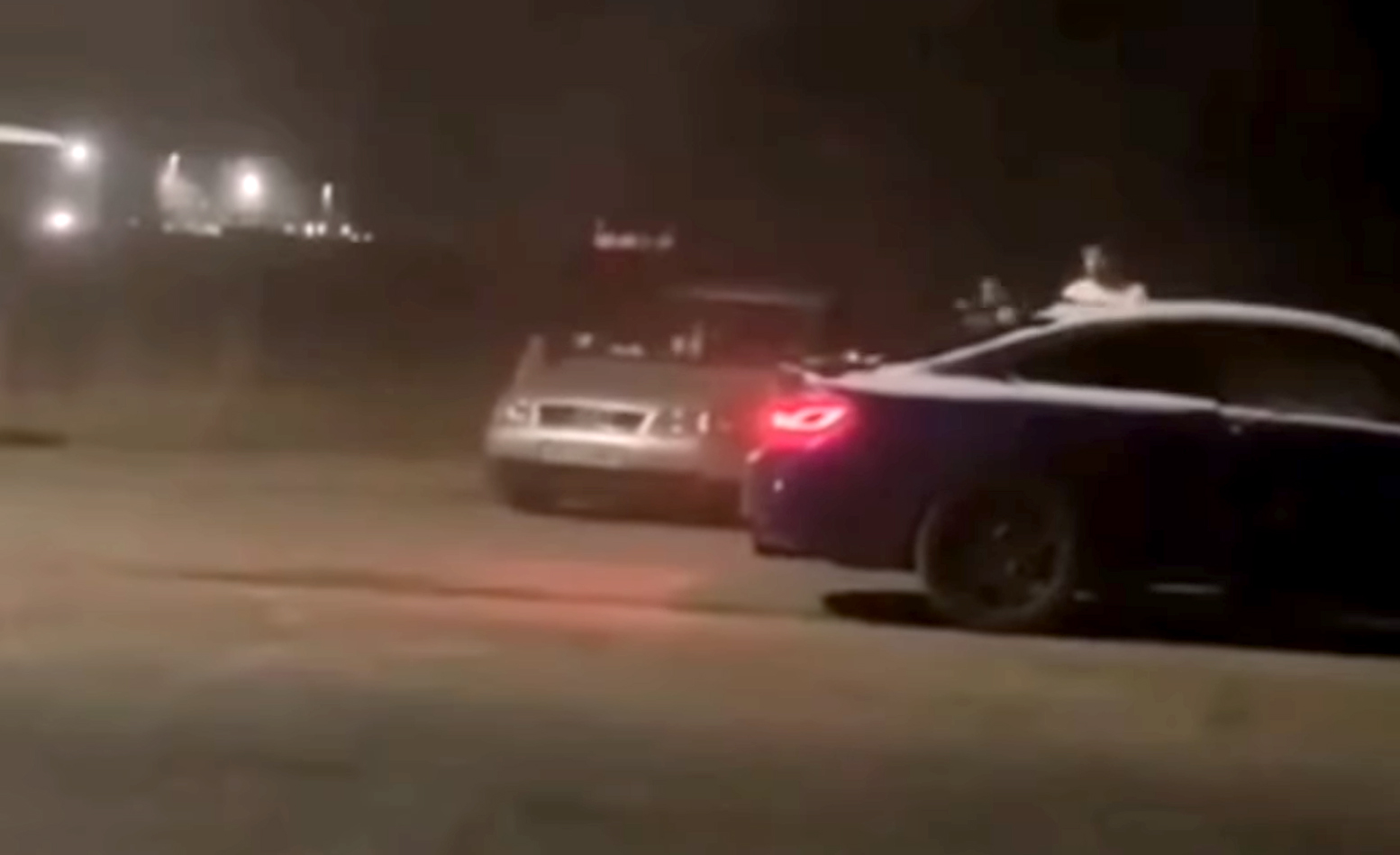 Șofer filmat cum face drifturi, la marginea Sibiului, apoi sare la bătaie. Poliția a deschis două dosare penale