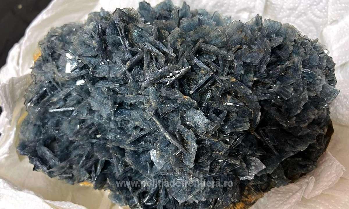 27 de kilograme de flori de mină, posibil din patrimoniul naţional, descoperite într-un colet, pe aeroportul din Cluj