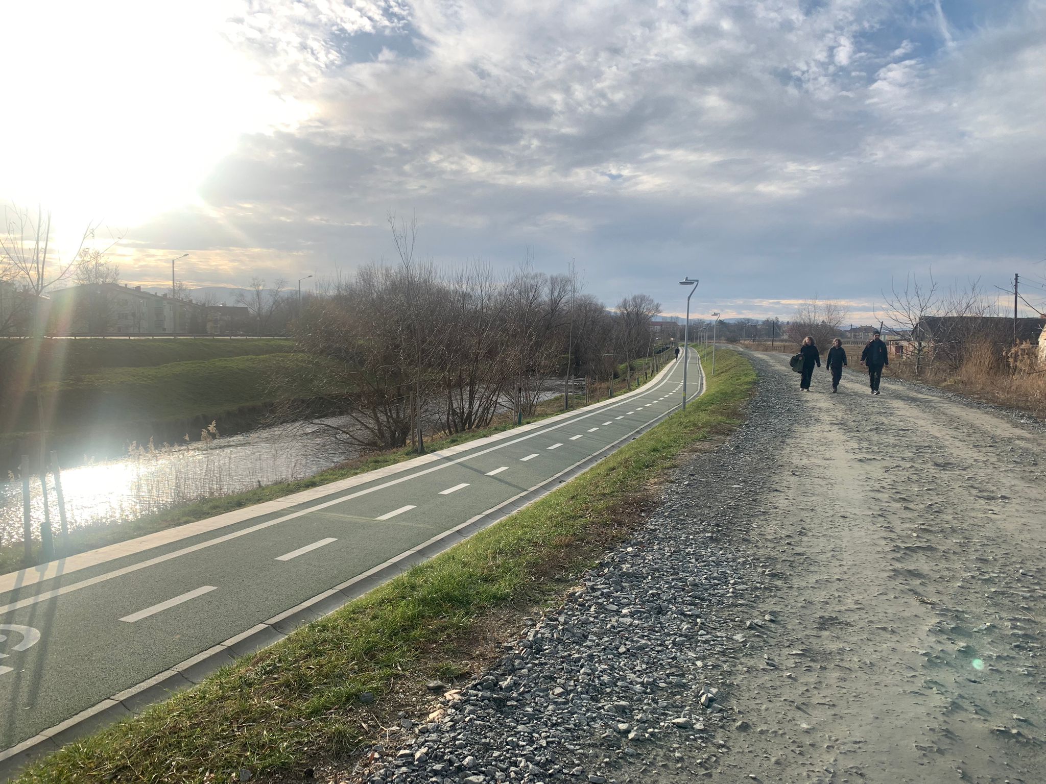 ANM: Informare de ploi moderate şi intensificări ale vântului, până vineri dimineaţa