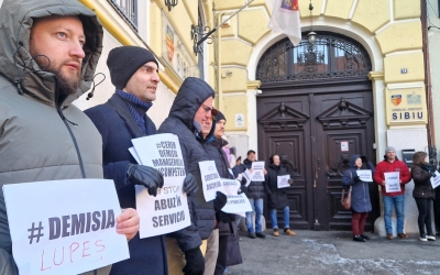 Protest în fața CJ Sibiu, al artiștilor Filarmonicii: „Am ajuns la 70 de procese!”. Nimeni nu a venit să discute cu ei