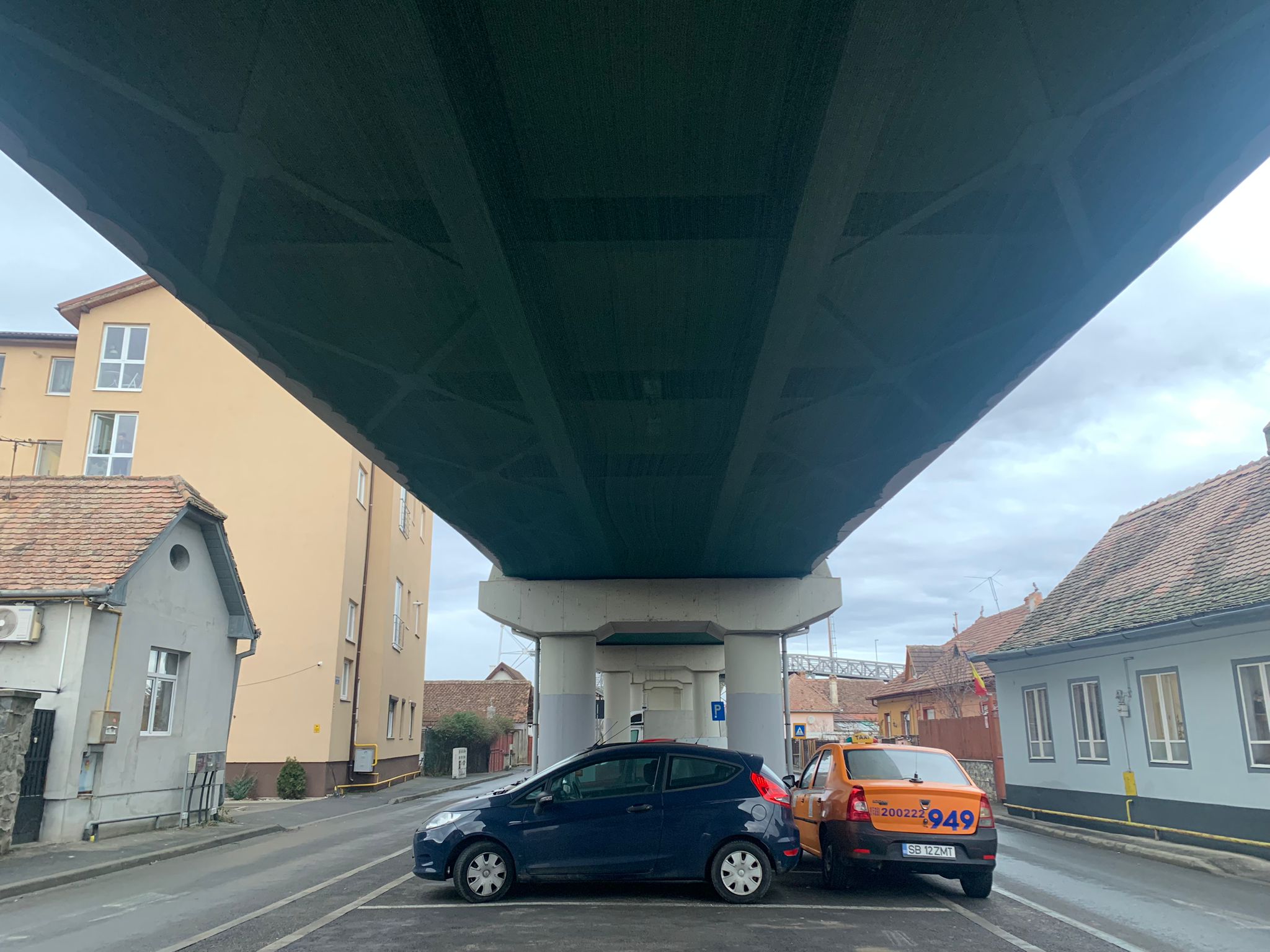 Plasă împotriva cuibăririi păsărilor, instalată sub viaductul Mihail Kogălniceanu
