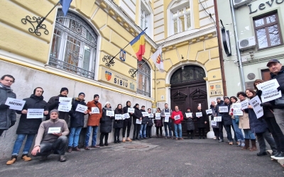 A crescut numărul artiștilor care protestează în fața CJ Sibiu. O delegație a acestora a fost primită de vicepreședintele Vasiu
