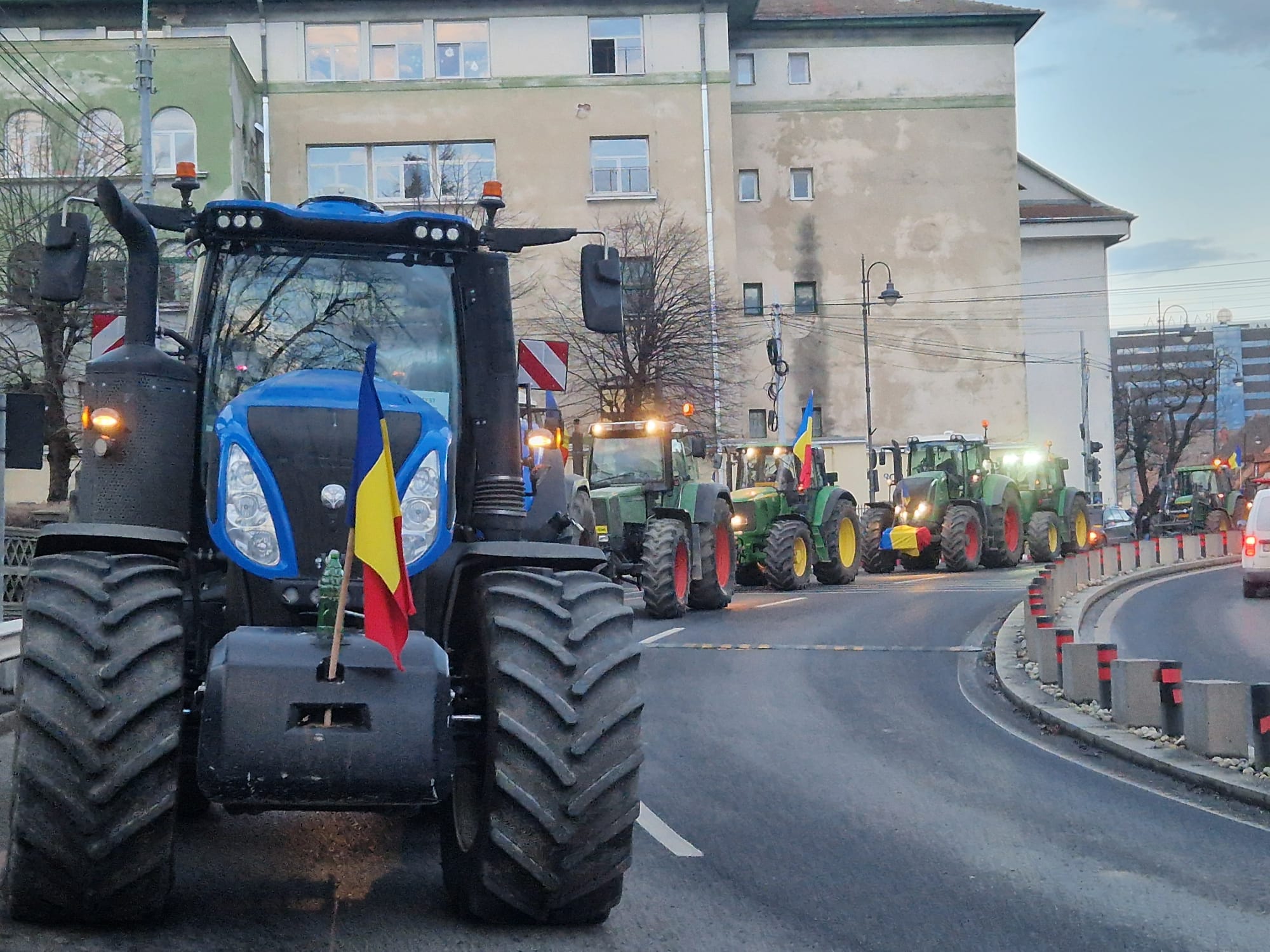 ACTUALIZARE Fermierii și transportatorii extind protestele în județ: Vineri vor să ajungă până la Boița