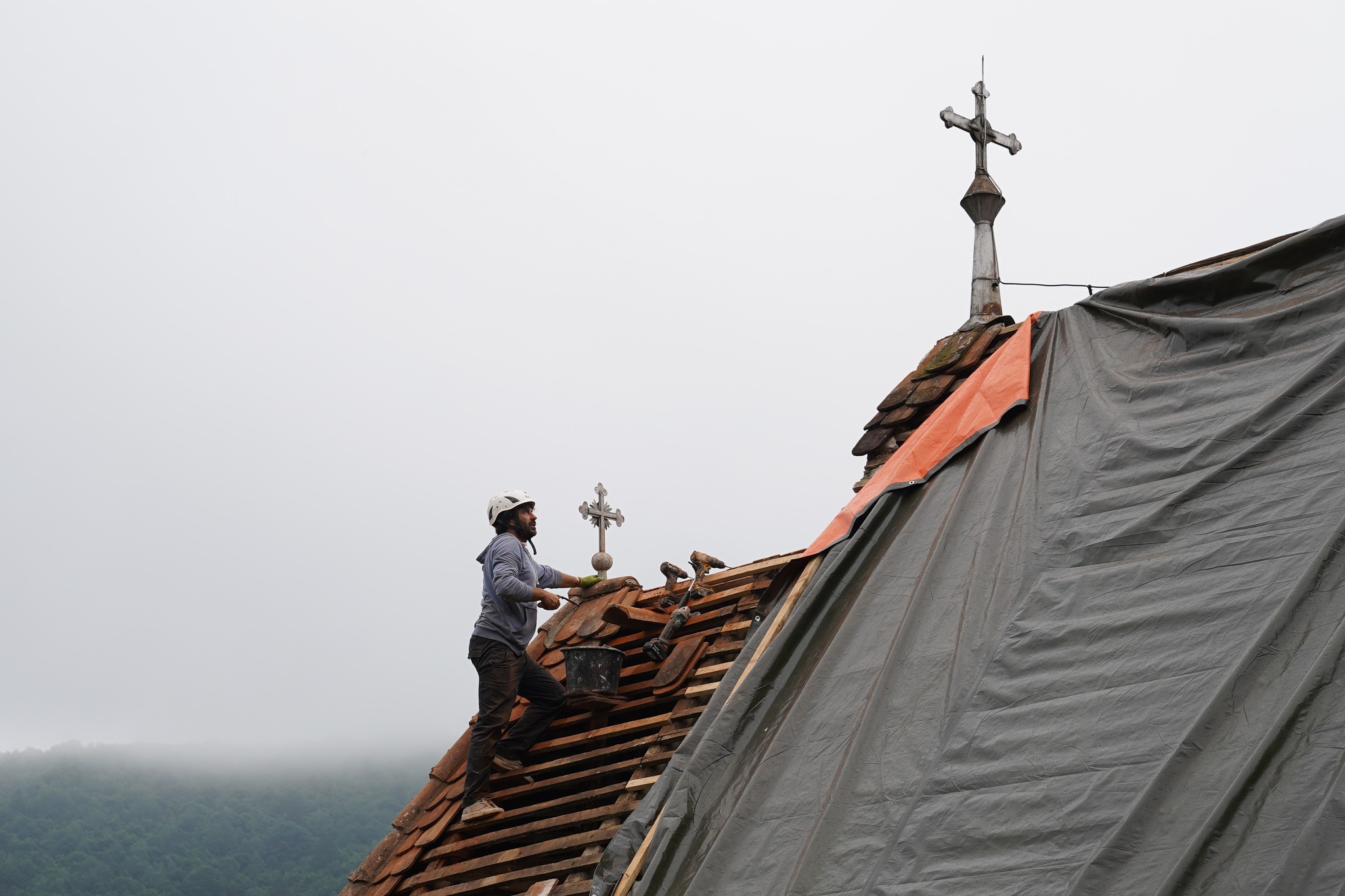 Un efort meritat timp de două săptămâni: Ambulanța pentru Monumente a finalizat lucrările de intervenție la Biserica din Fântânele