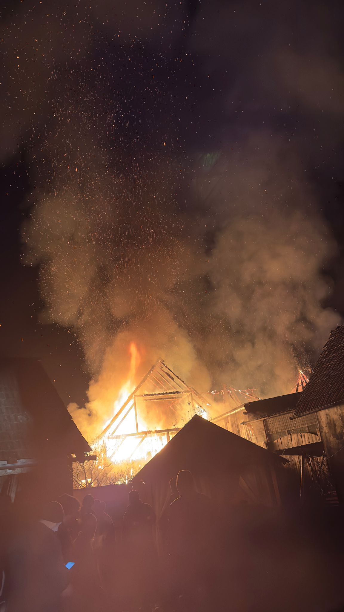 Incendiu noaptea trecută în Orlat. Trupul carbonizat al unui bărbat, descoperit de pompieri