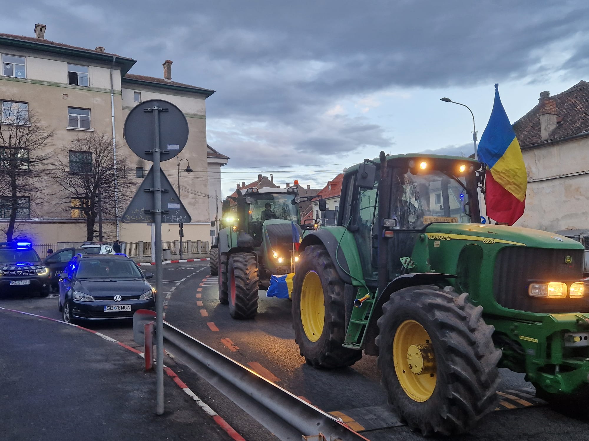 ACTUALIZARE Fermierii și transportatorii au reluat protestele: Trafic îngreunat pe Milea