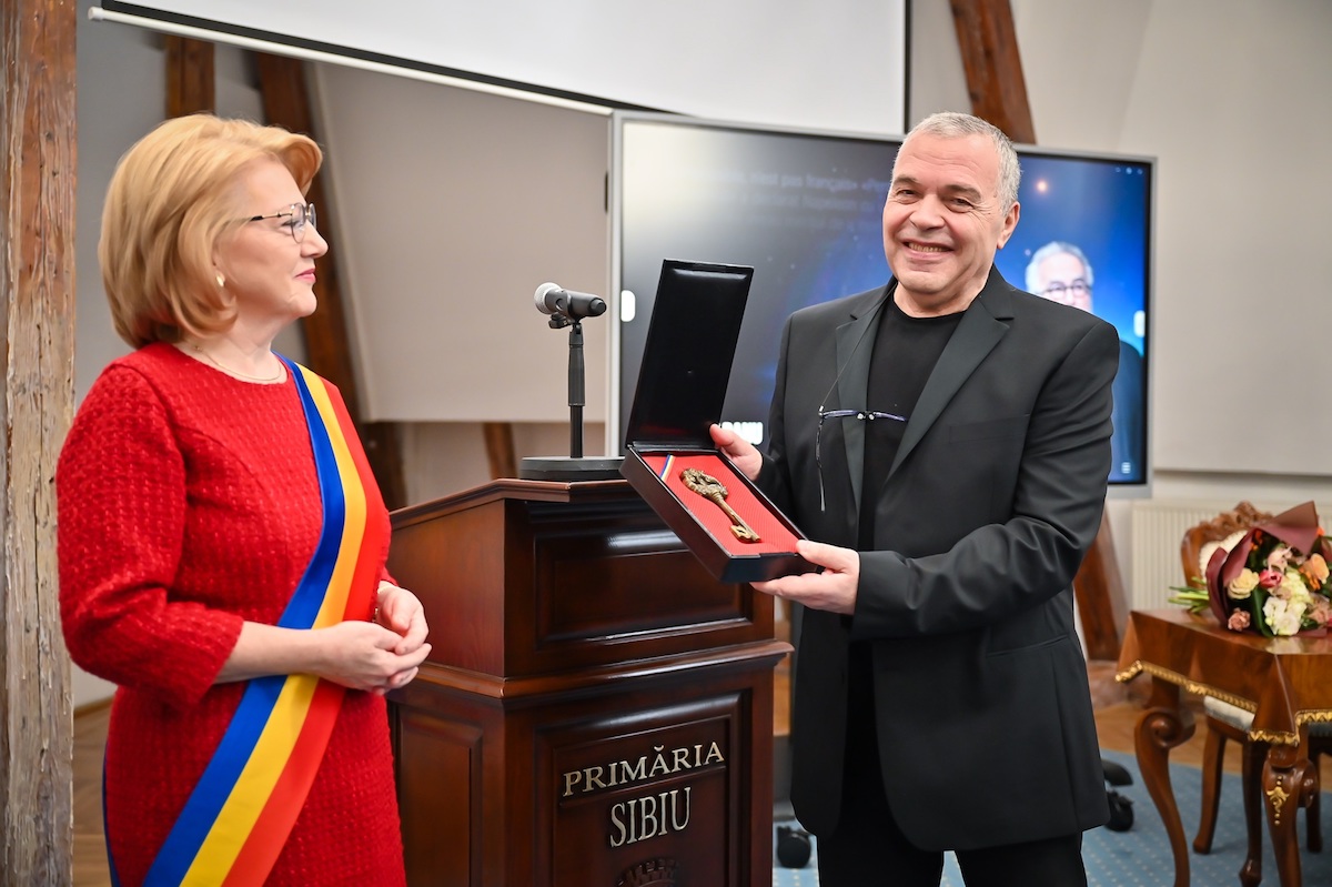 Constantin Chiriac a primit titlul de cetățean de onoare al Sibiului. Fodor: „A reușit să transforme Sibiul într-o uriașă scenă pentru cultură, pentru artele spectacolului”