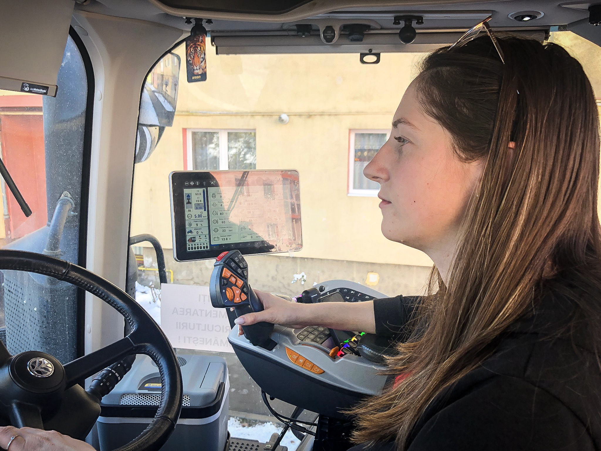 La protest, din tractor. Organizatoare: „Noi nu am ieșit la cerșit, dacă ieșeam la cerșit ieșeam cu haine rupte, noi ne cerem drepturile”