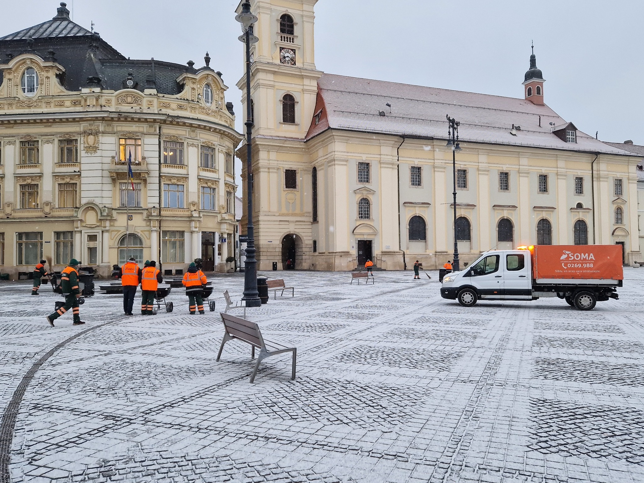 SOMA intervine cu nouă utilaje pentru deszăpezire, în Sibiu și Păltiniș. Se acționează și manual, pe scări, poduri și stații de autobuz