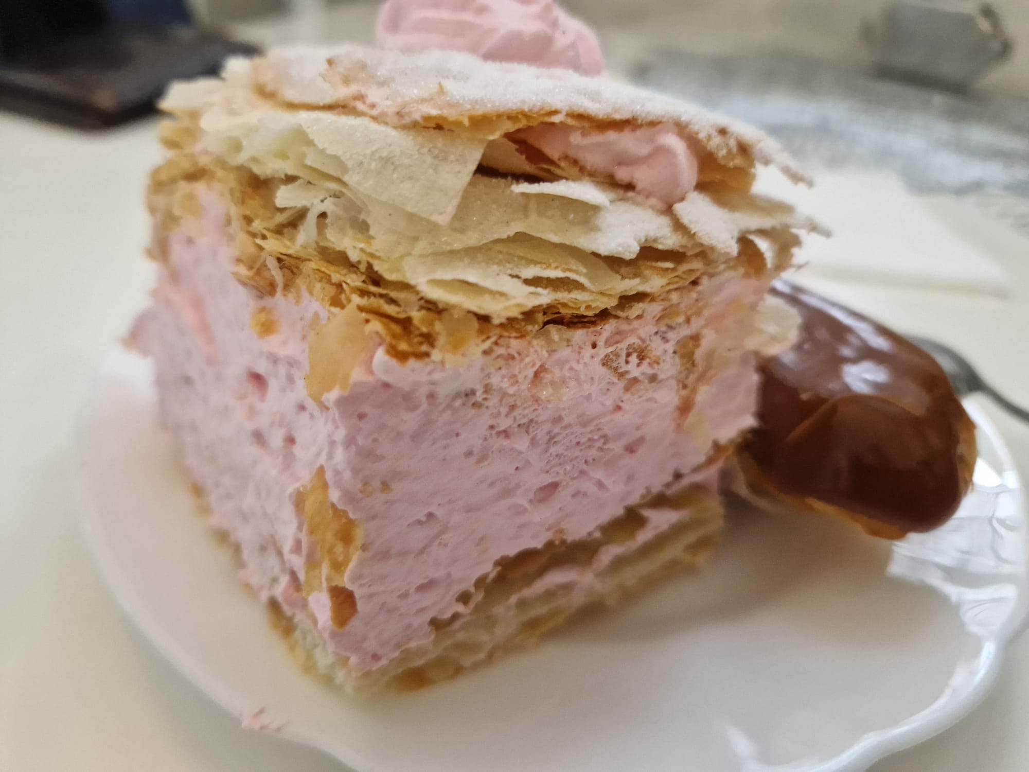 Pentru nostalgicii comuniști: Cea mai ceaușistă cofetărie din Sibiu are și printre cele mai bune prăjituri