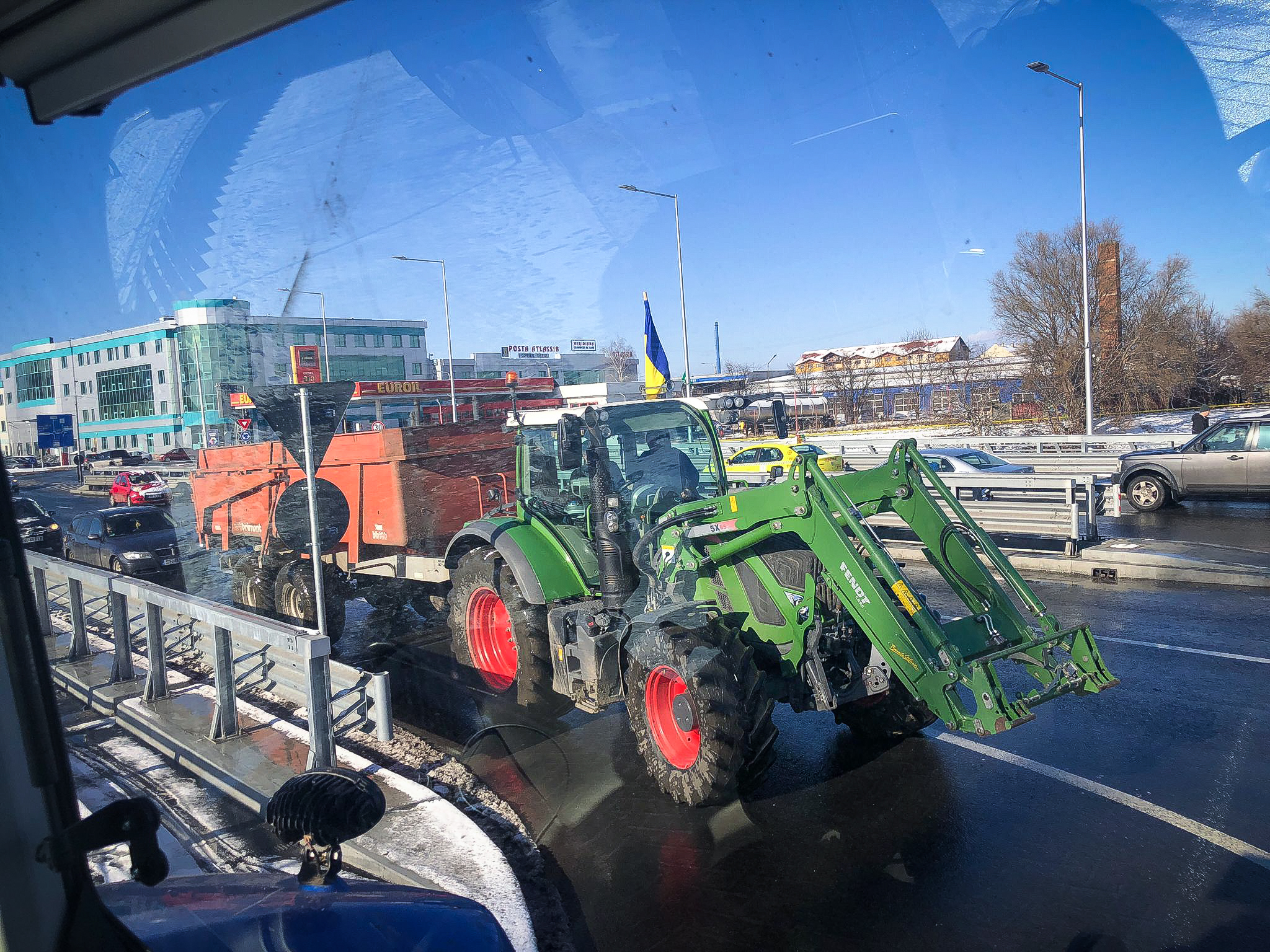 Fermierii și transportatorii sibieni continuă protestul și duminică. Traseul din a șasea zi