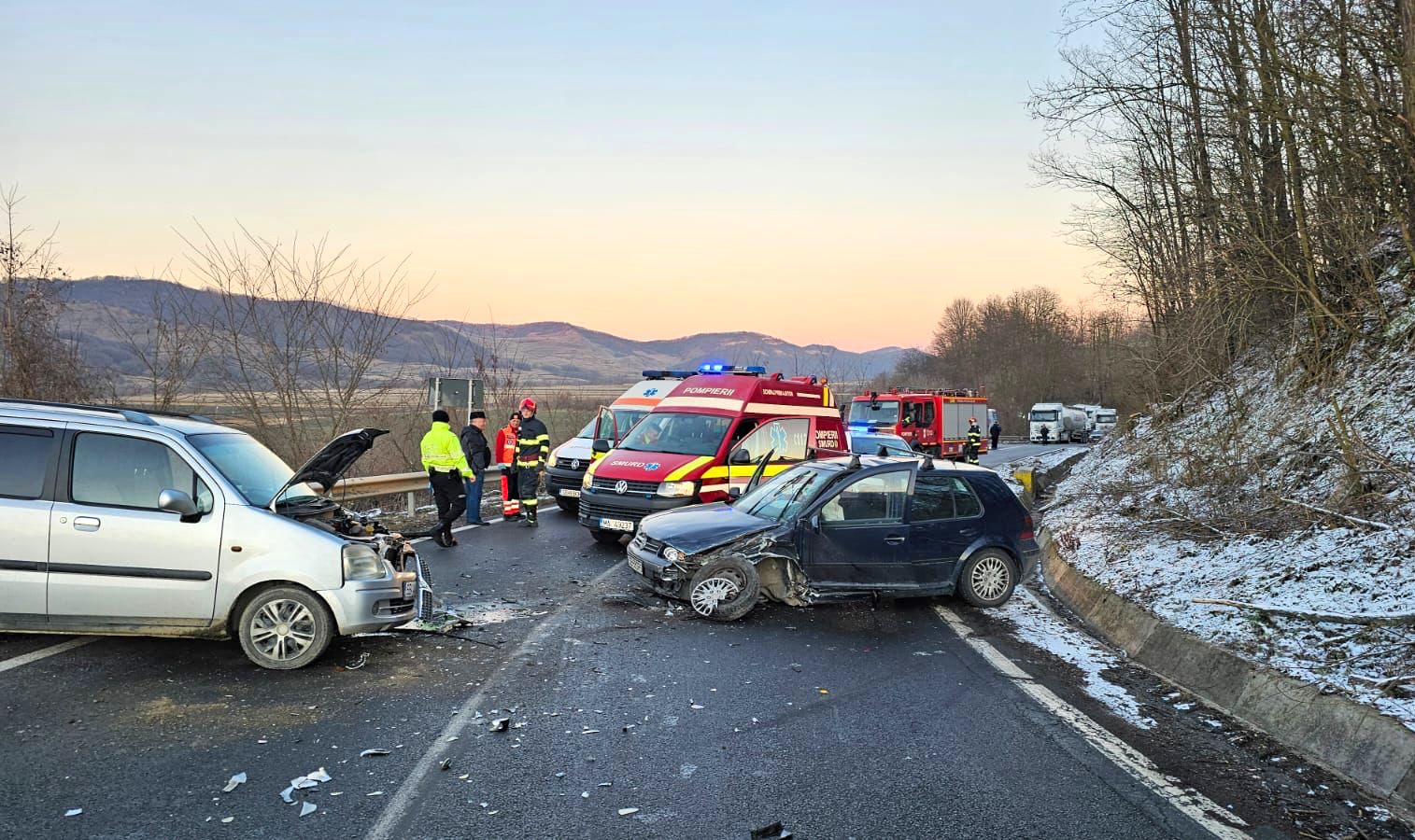 Coliziune frontală pe DN 14B: cinci persoane, printre care și un bebeluș, au fost transportate la spital