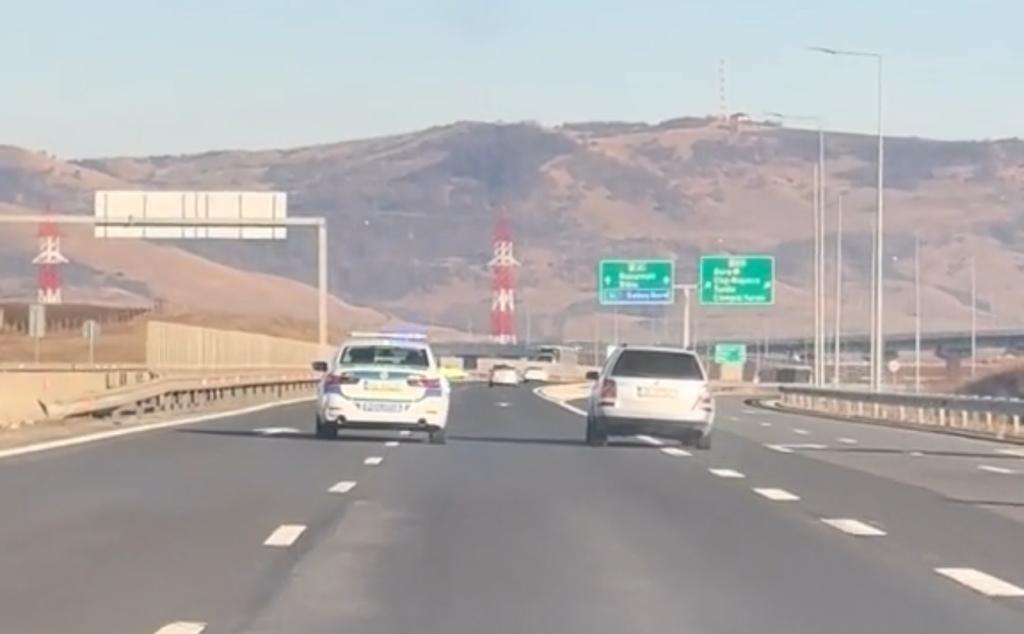 Sibian urmărit de Poliție 20 de km pe autostradă. Circula cu peste 170 km/h și a lovit o baliză când i s-a spus să oprească