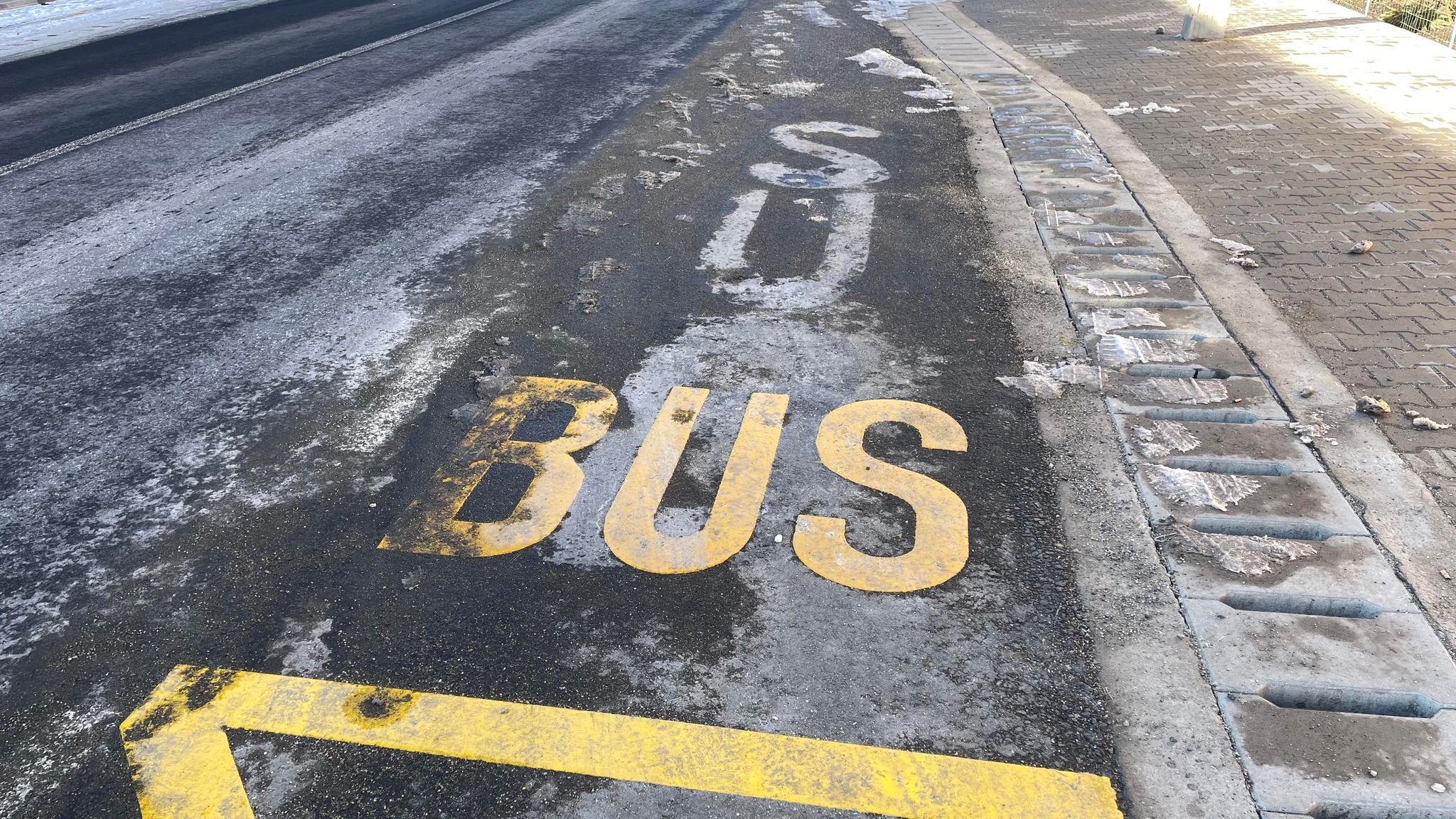 SUB BUS: Stațiile de autobuz marcate greșit în Șura Mică au fost remediate