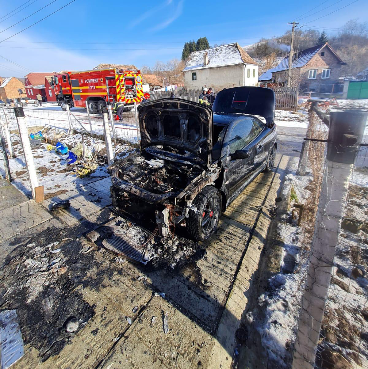 Mașină distrusă de un incendiu, în localitatea Pelișor