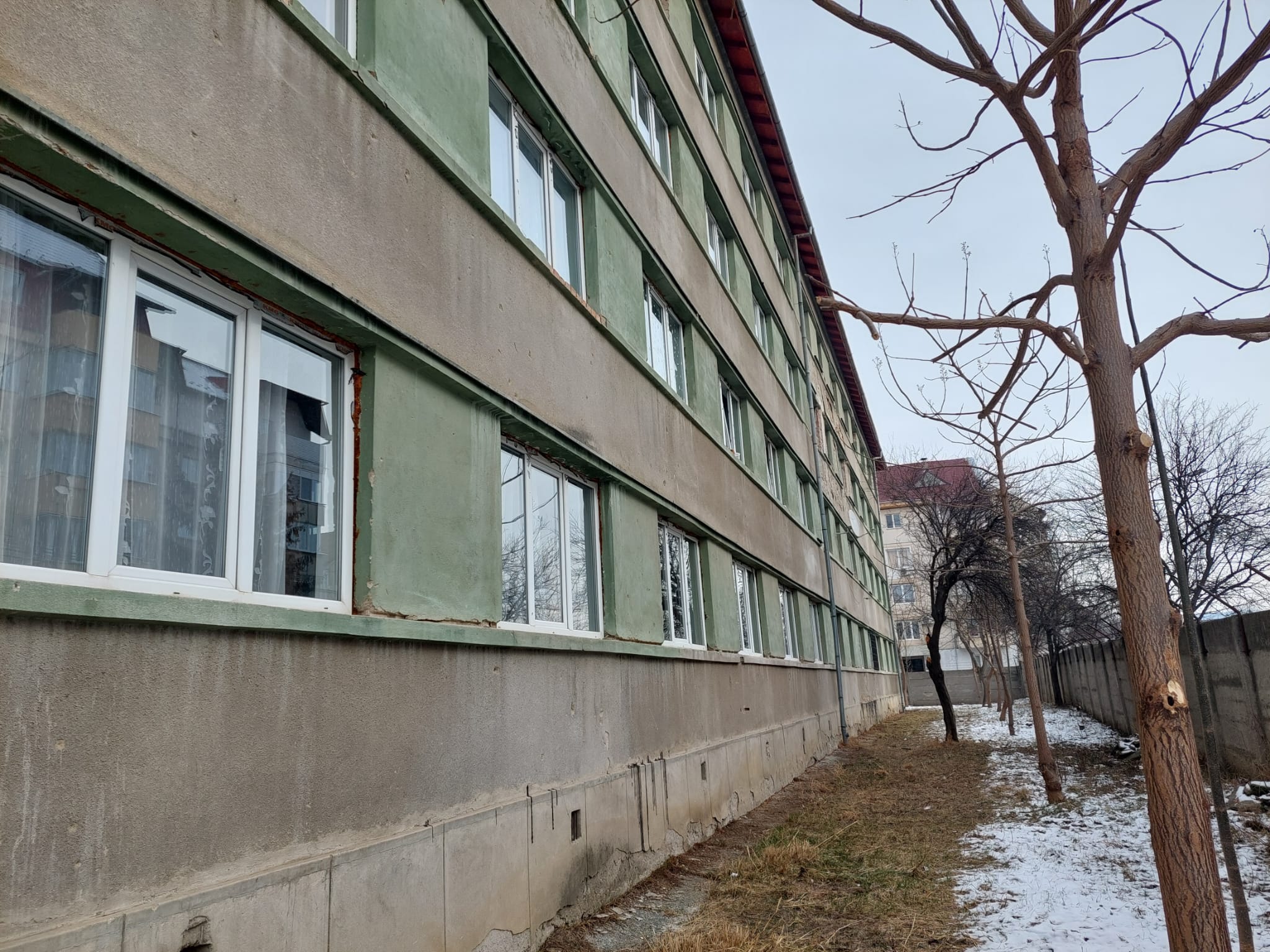 Cele două eleve de la „Goga” și „Pedagogic” care au sărit pe geam de la etajul I, folosind cearșafuri legate, riscă să fie date afară