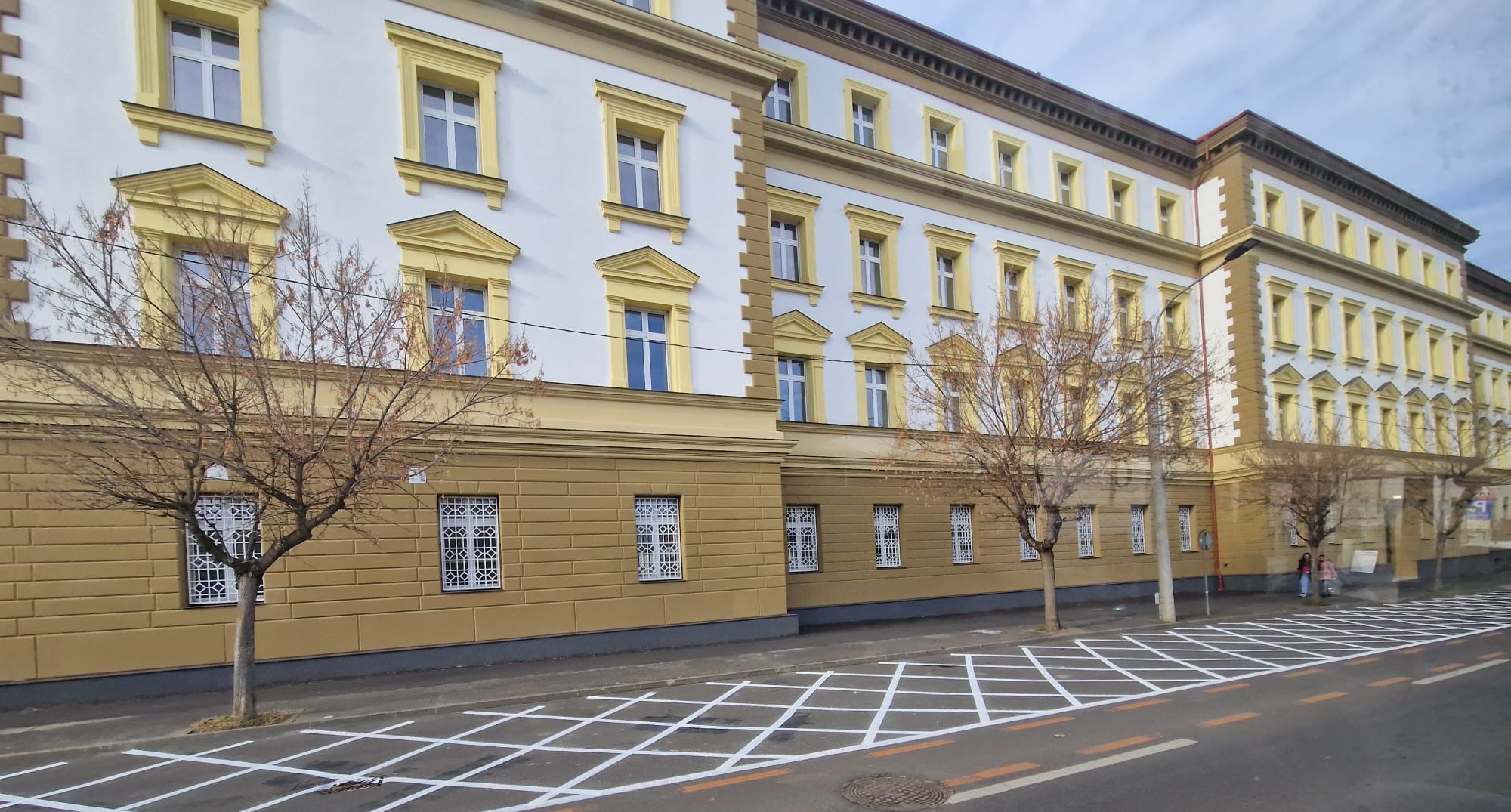 Poliția Rutieră Sibiu a amendat firmele angajate să refacă marcajul din zona Comandamentului NATO și obligă Primăria Sibiu să-l șteargă