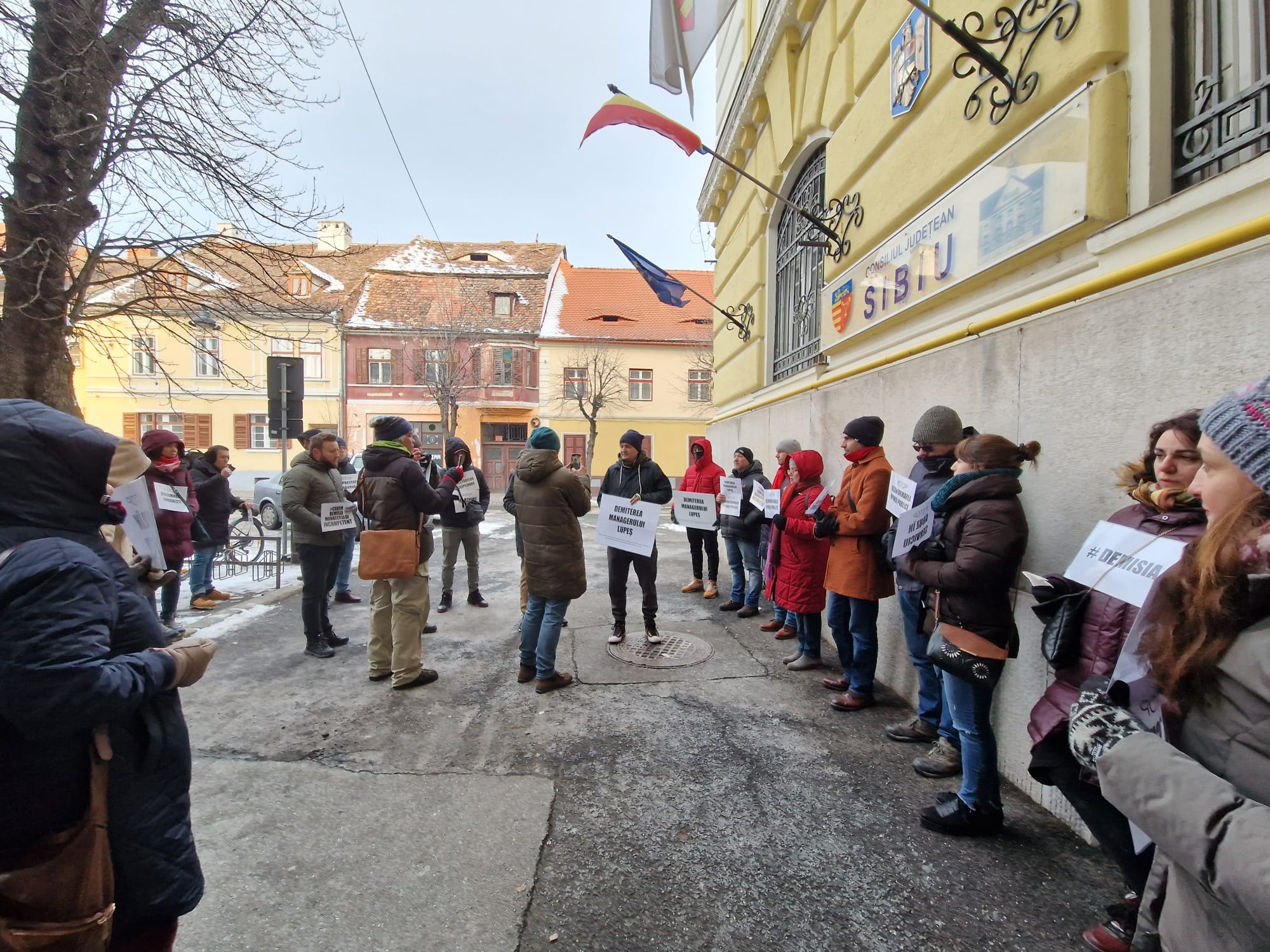 Daniela Cîmpean, în mijlocul protestatarilor de la filarmonică: ”Acești oameni îmi cer să fac un lucru nelegal. Și eu nu fac lucruri nelegale”