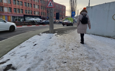 Peste 20 de persoane au ajuns la spital, în Sibiu, după ce au căzut pe gheață. Trei au rămas internate