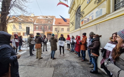 Daniela Cîmpean, în mijlocul protestatarilor de la filarmonică: ”Acești oameni îmi cer să fac un lucru nelegal. Și eu nu fac lucruri nelegale”