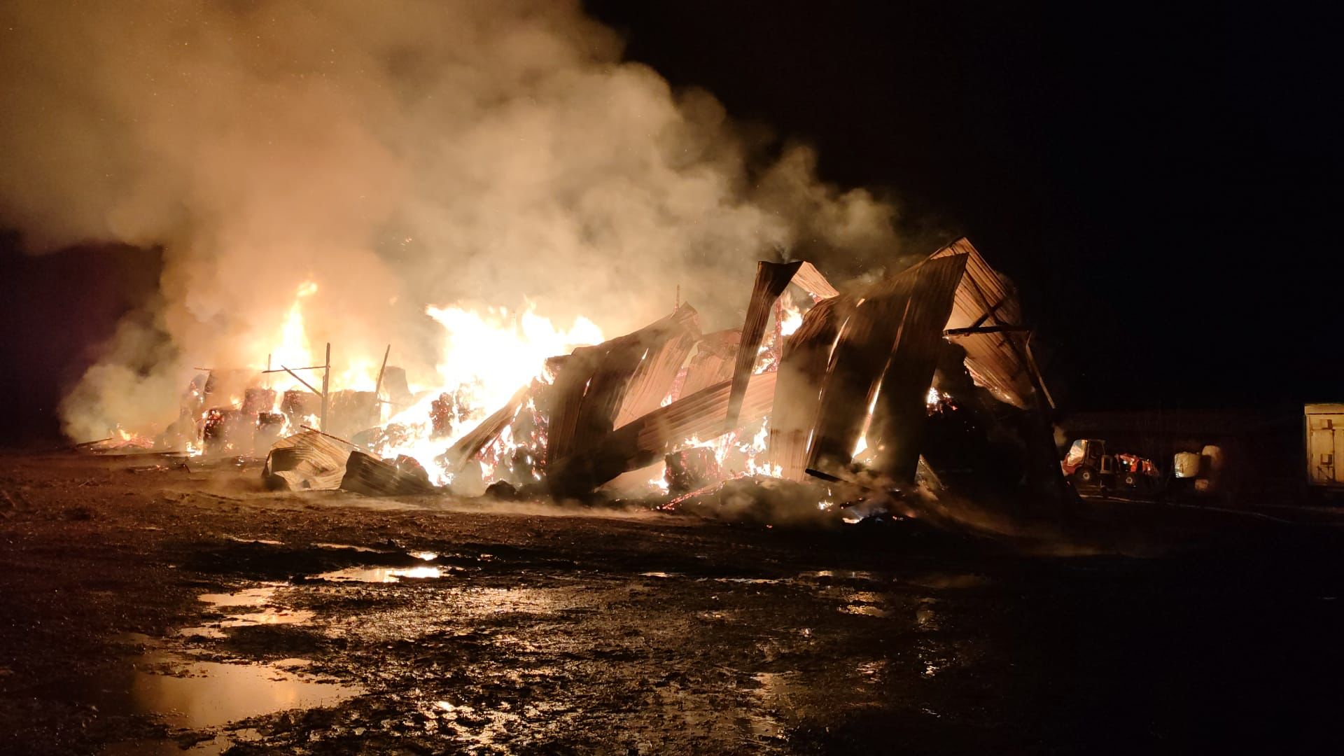Incendiu puternic în Ruși. Arde un saivan cu baloți de fân