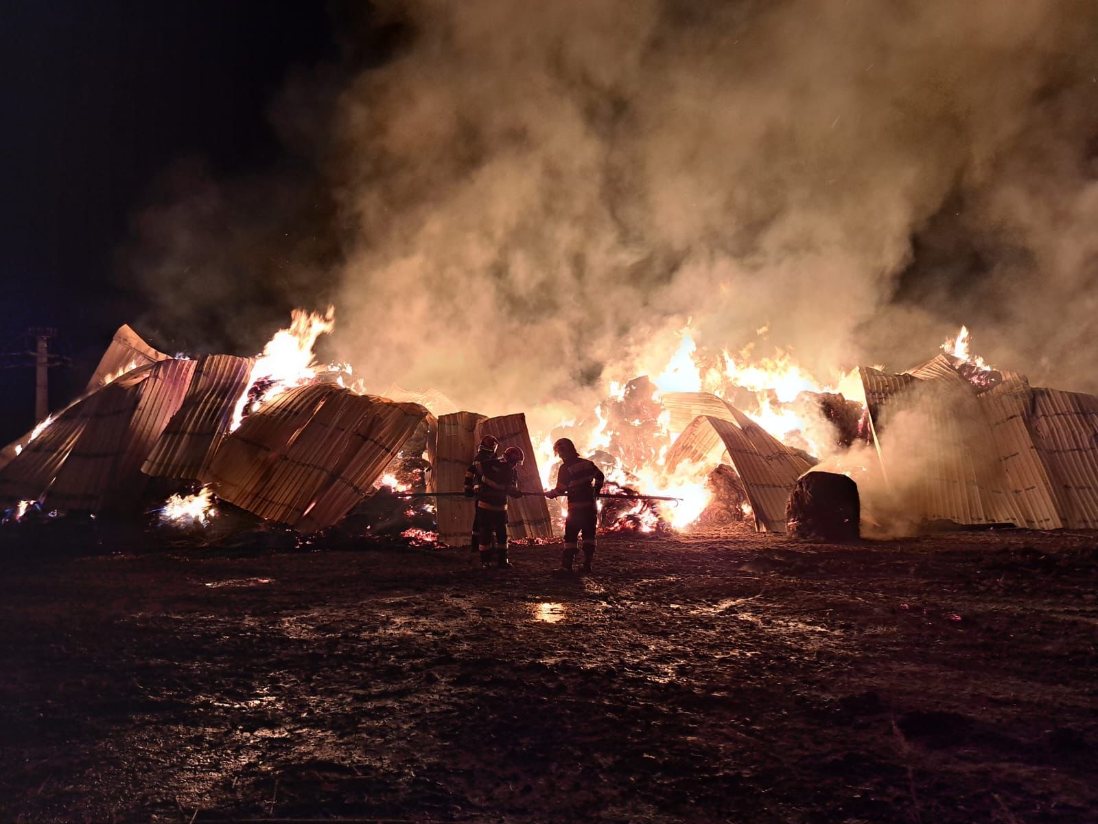 Cineva a dat foc intenționat. 400 de tone de furaje arse în incendiul de la Ruși, iar pompierii încă lucrează pentru lichidarea focarelor