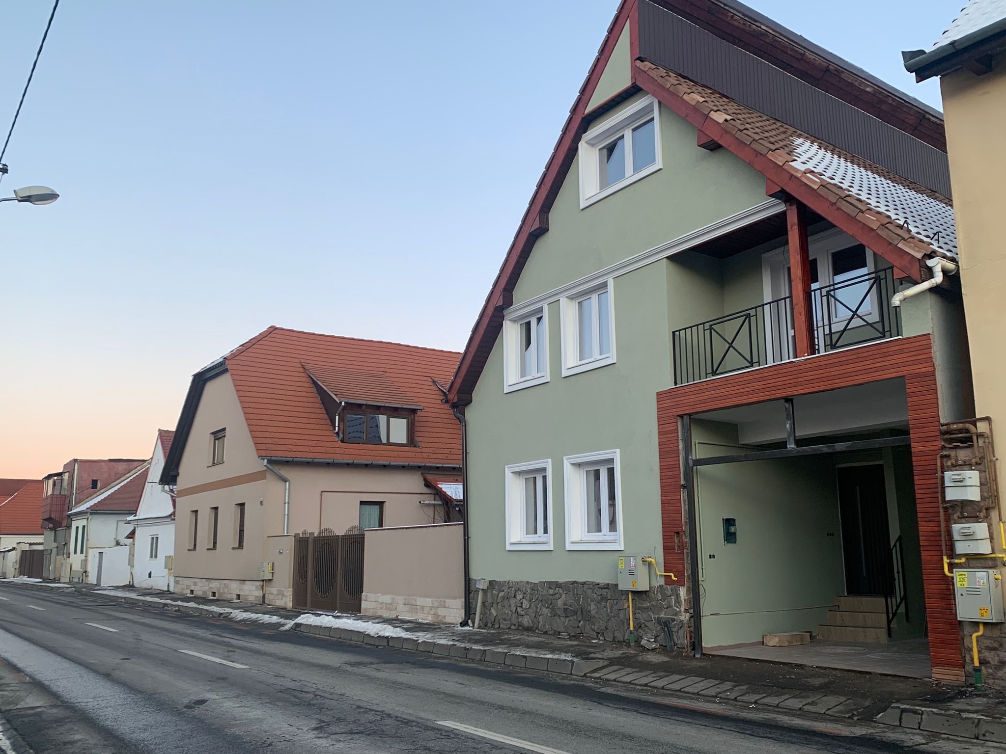 Clădire și teren din proprietatea Primăriei, considerate inutile, scoase la vânzare