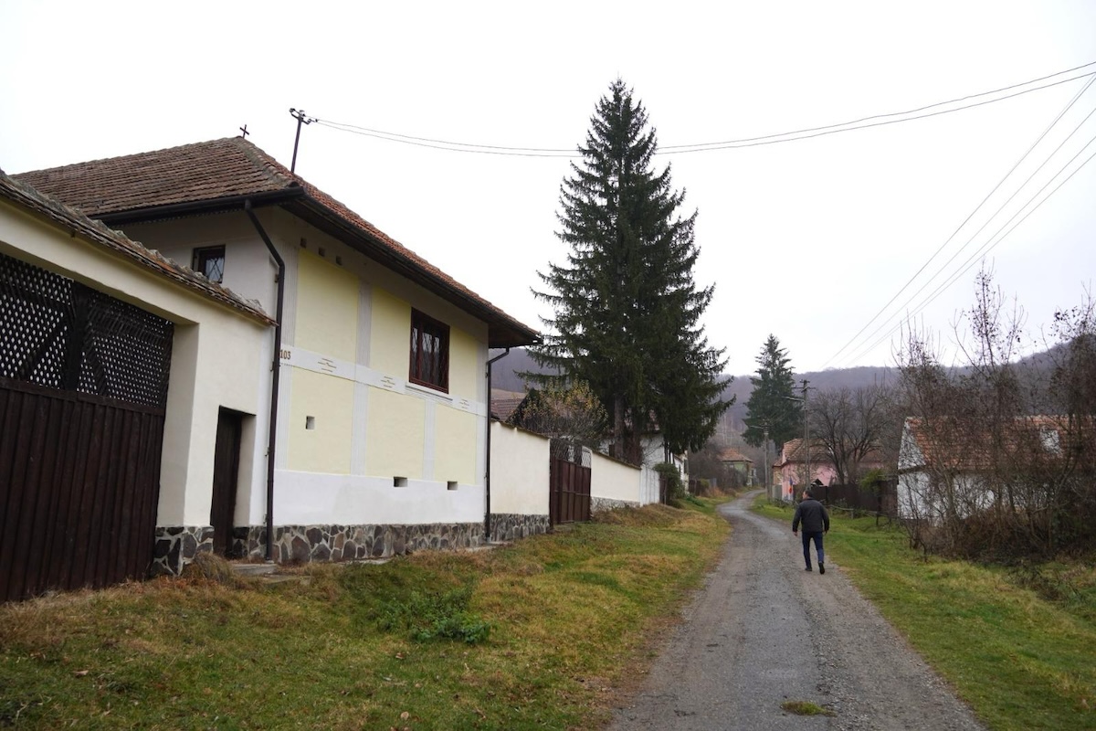 Petiș, satul universitarilor din Sibiu. Un sfert dintre locuitori de aici sunt profesori universitari. ”Am considerat că este mai bine să ne mutăm într-un loc liniștit și sigur”
