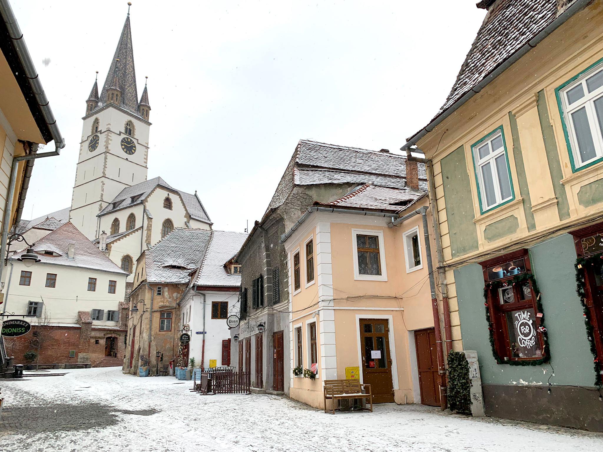Vânt ziua, ninsoare noaptea. Vremea în Sibiu, astăzi
