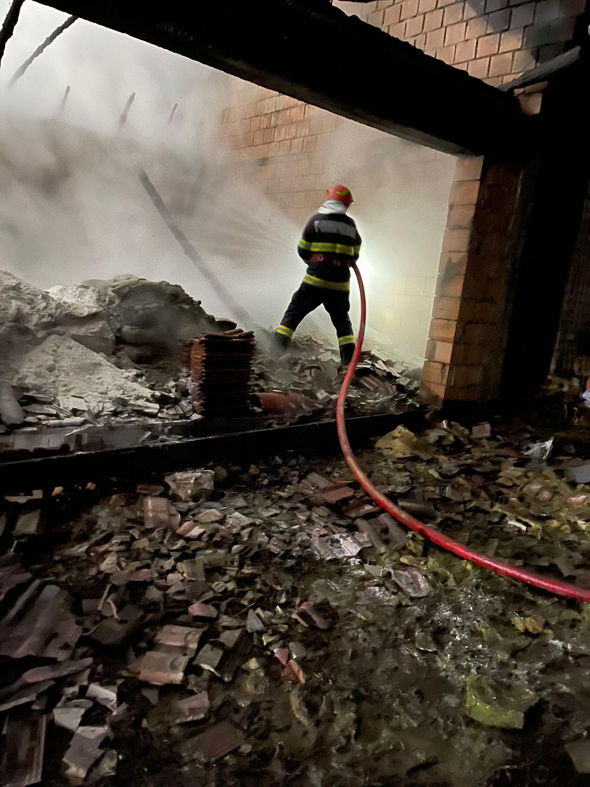 Incendiu în Stejărișu provocat de scânteile de la un polizor. A ars o anexă și acoperișul casei vecine