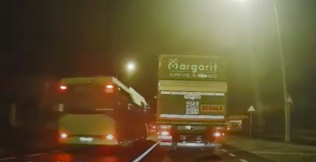 Autobuz Tursib filmat cum depășește peste linia continuă și pe trecere de pietoni. Reprezentanții companiei: ”La nivel intern, vom lua măsurile adecvate”