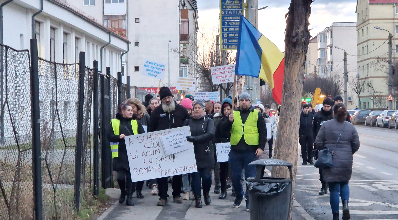 A început „protestul mămicilor.” Câteva zeci de persoane au plecat în marș, pe trotuar, spre centrul Sibiului