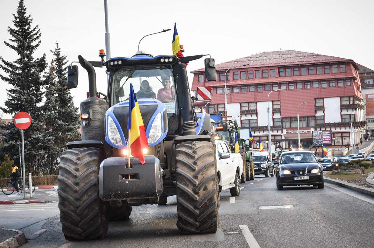 După cinci zile de pauză, fermierii și transportatorii vor protesta din nou în Sibiu: vor intra în oraș la amiază și seara