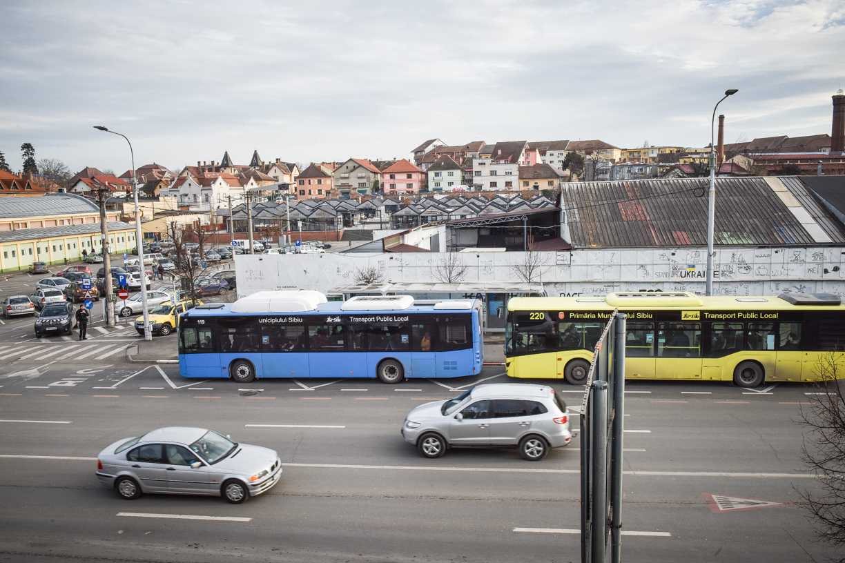 Peste 1 milion de euro: 110 afișaje electronice vor arăta când ajunge autobuzul în stațiile din Sibiu. Camere video integrate, autonomie de 18 ore, dacă se ia curentul