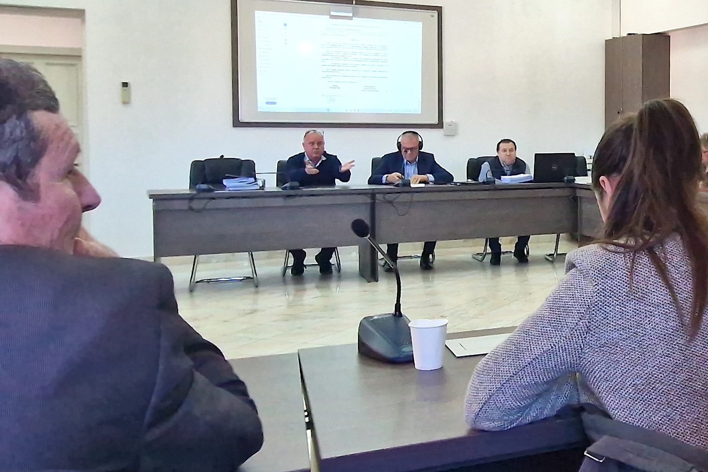 Primarul Cisnădiei vine cu căști la ședință: de câte ori vorbesc consilierii USR, își acoperă urechile. „Nu mă mai supăr”