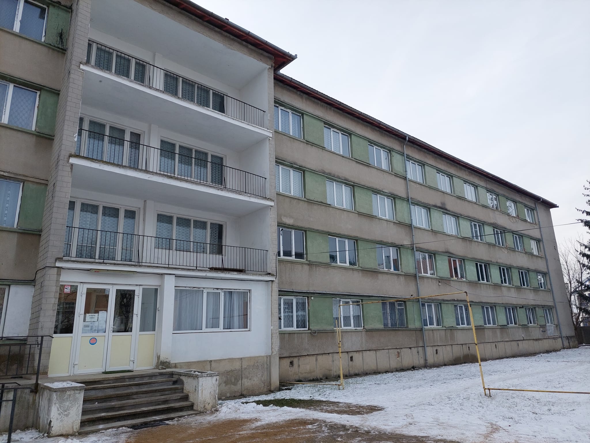 Nota scăzută la purtare pentru una dintre elevele care au sărit pe geam de la etajul I, folosind cearșafuri legate. Cealaltă a fost operată și este încă internată