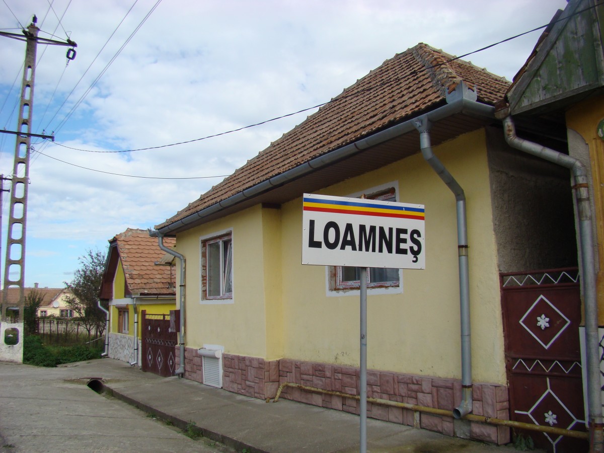Teren de sport cu loc de joacă pentru copiii de la Școala Primară din Hașag, comuna Loamneș