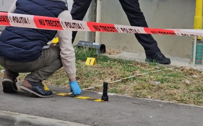 Starea copilului care a căzut de la etajul cinci al unui bloc din Ștrand se îmbunătățește încet. Rămâne internat pe ATI