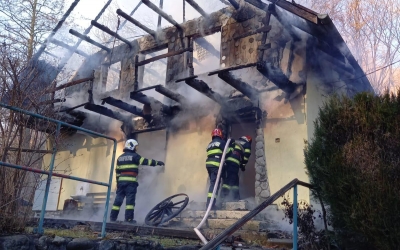 O cabană de pe Valea Lotrioarei a ars în totalitate din cauza unui coș de fum izolat necorespunzător