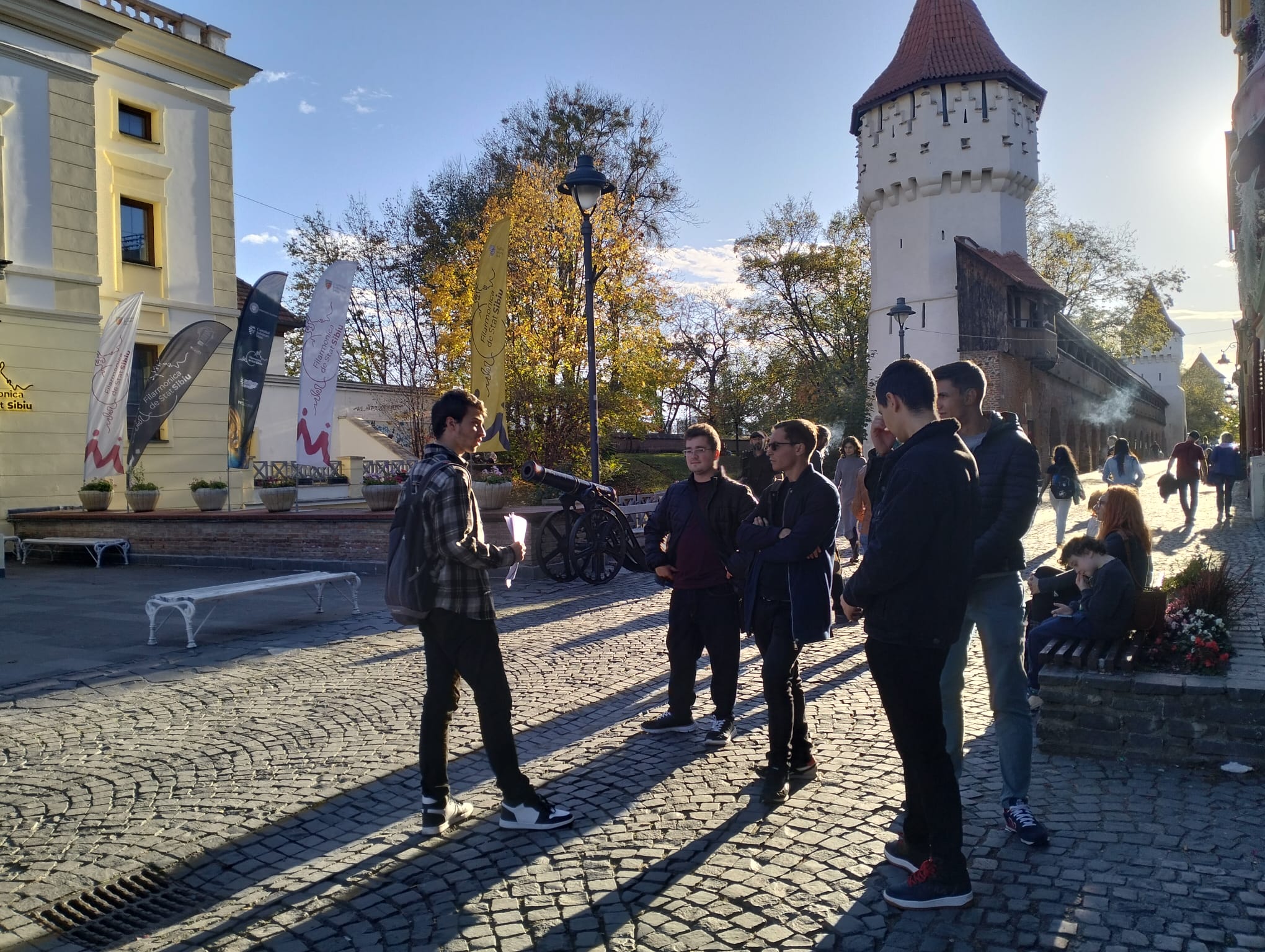 Patru studenți pasionați de istorie organizează tururi gratuite prin Sibiu. „Motivația noastră este să promovăm cultura și istoria locală”