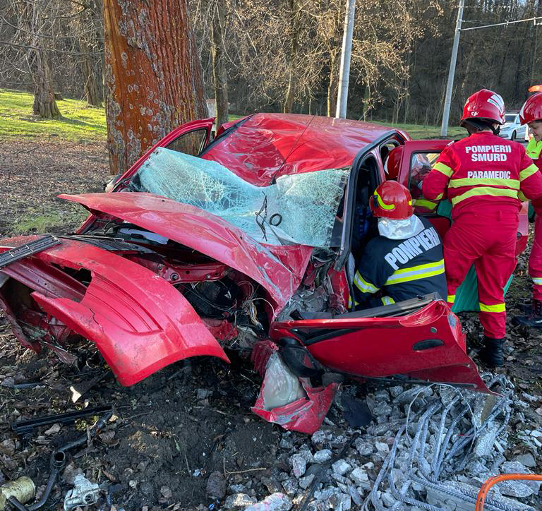 A dărâmat un stâlp de beton după ce a pierdut controlul direcției. Tânărul șofer a fost scos conștient din mașină , dar cu multiple traumatisme