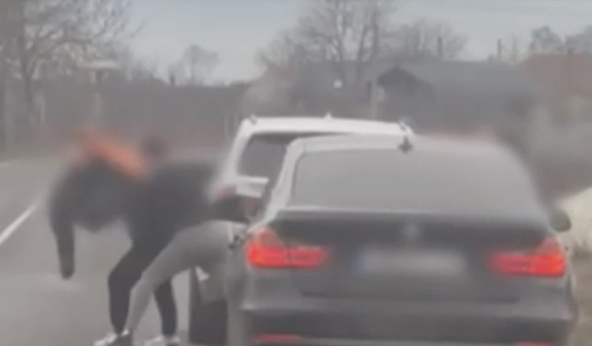 Doi șoferi se iau la bătaie după ce au încercat să depășească deodată coloana de mașini, în drum spre Sibiu. Dosar penal