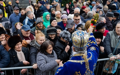 Mii de sibieni în Piața Mare, de Bobotează, să ia apă sfințită. O doamnă a mers cu halba de bere