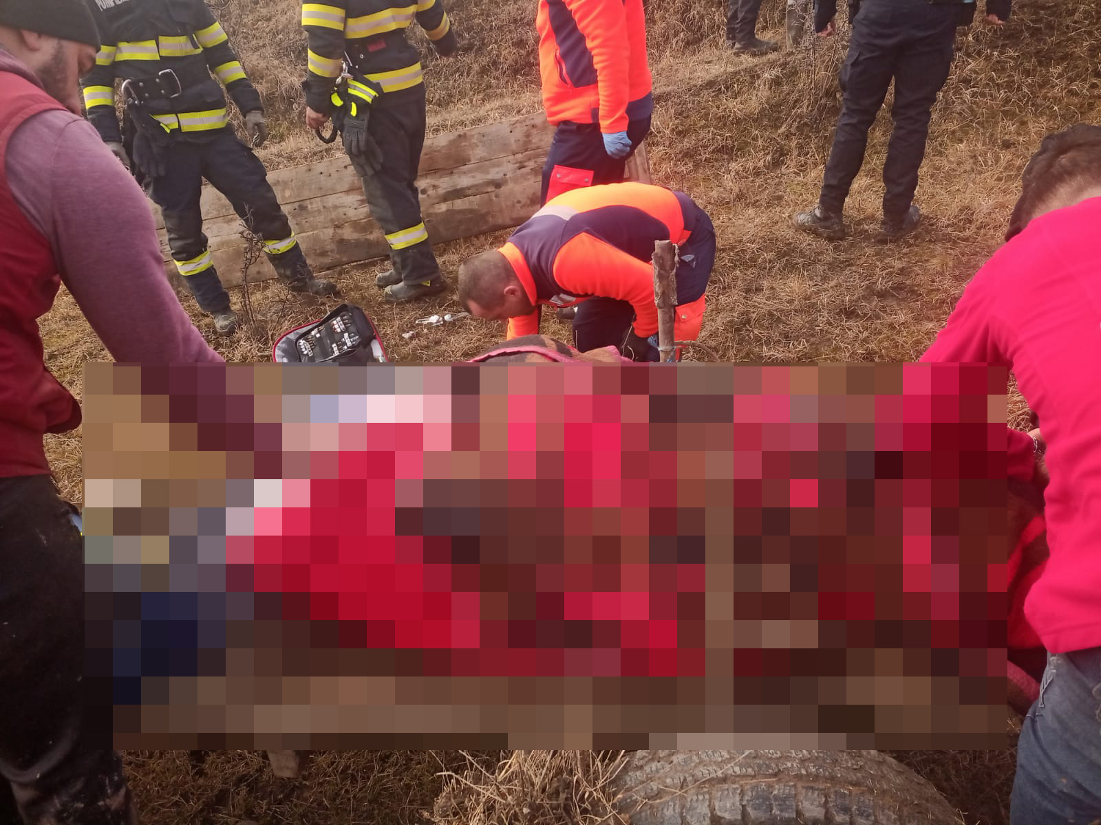 Un bărbat de 31 de ani este rănit grav după ce s-a accidentat la tăiat de lemne. A fost solicitat elicopterul SMURD