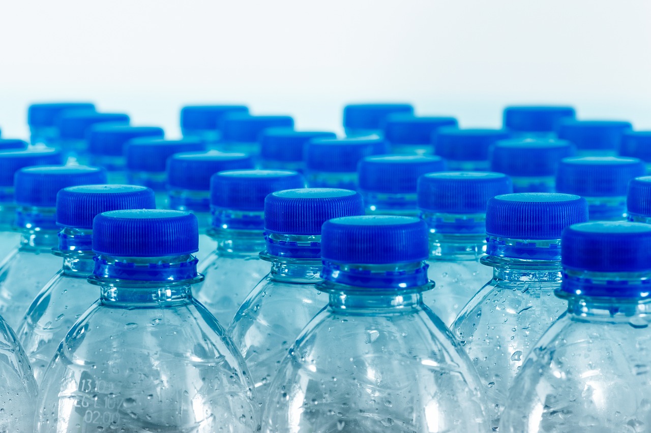 Studiu: Apa îmbuteliată conţine sute de mii de particule de plastic pe litru