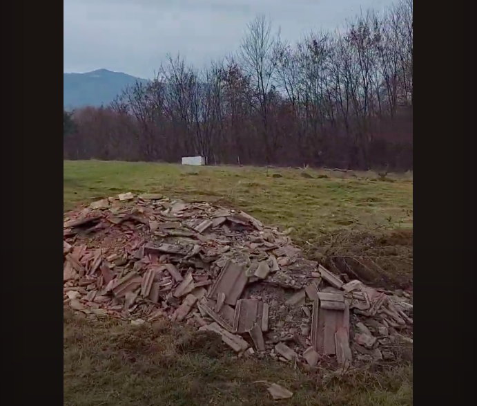 Groapă de gunoi pe terenul primăriei, la marginea drumului care leagă Sibiul de Poplaca. Reacția Gărzii de Mediu
