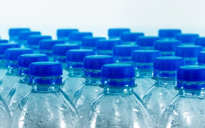 Studiu: Apa îmbuteliată conţine sute de mii de particule de plastic pe litru