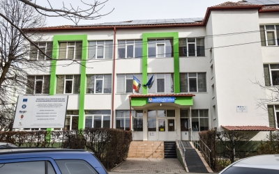 Liceul Noica din Sibiu a închiriat două containere pentru a evita programul de după-amiază al claselor de-a VIII-a. Director: „Au tot ceea ce le trebuie”